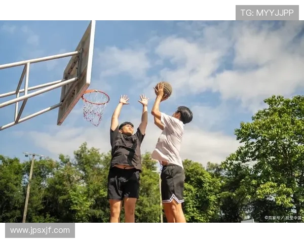 以篮球为纽带探索团队合作与青春激情在赛场上绽放的力量