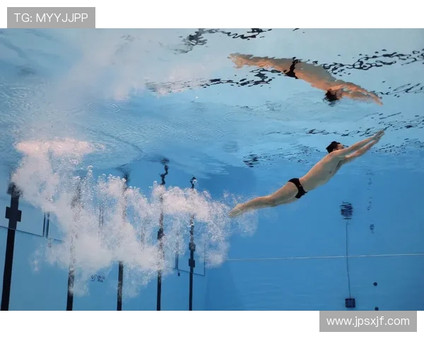 从高空跃入水花之间探寻跳水运动员的力量与优雅之美